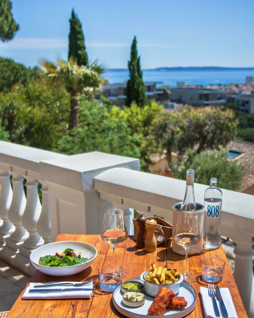 das restaurant bietet einen unglaublichen blick auf bormes les mimosas