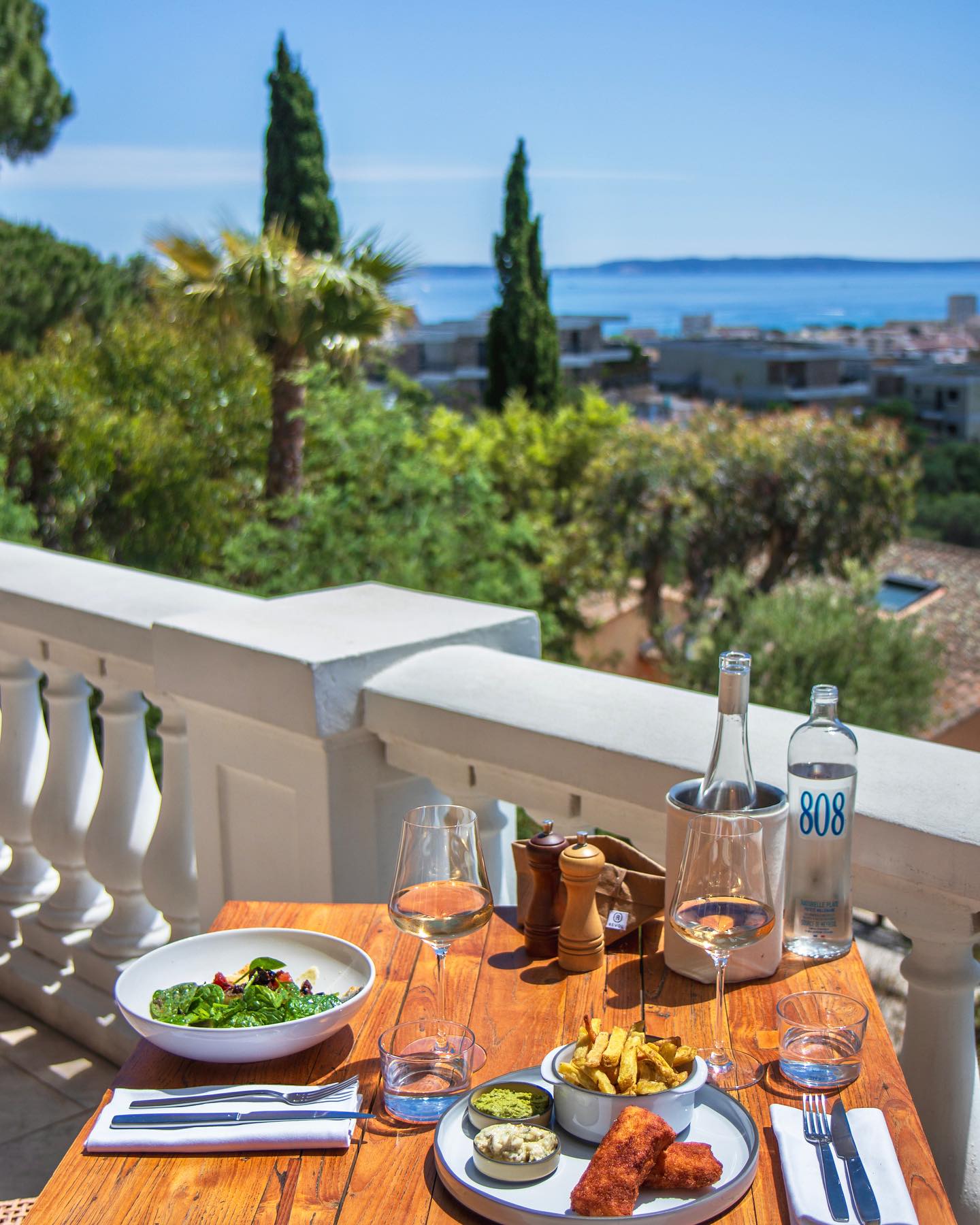 le restaurant offre une vue incroyable sur bormes les mimosas